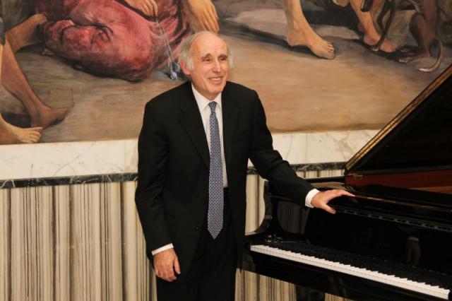 il pianista Bruno Canino riceve gli applausi delle autorità presenti